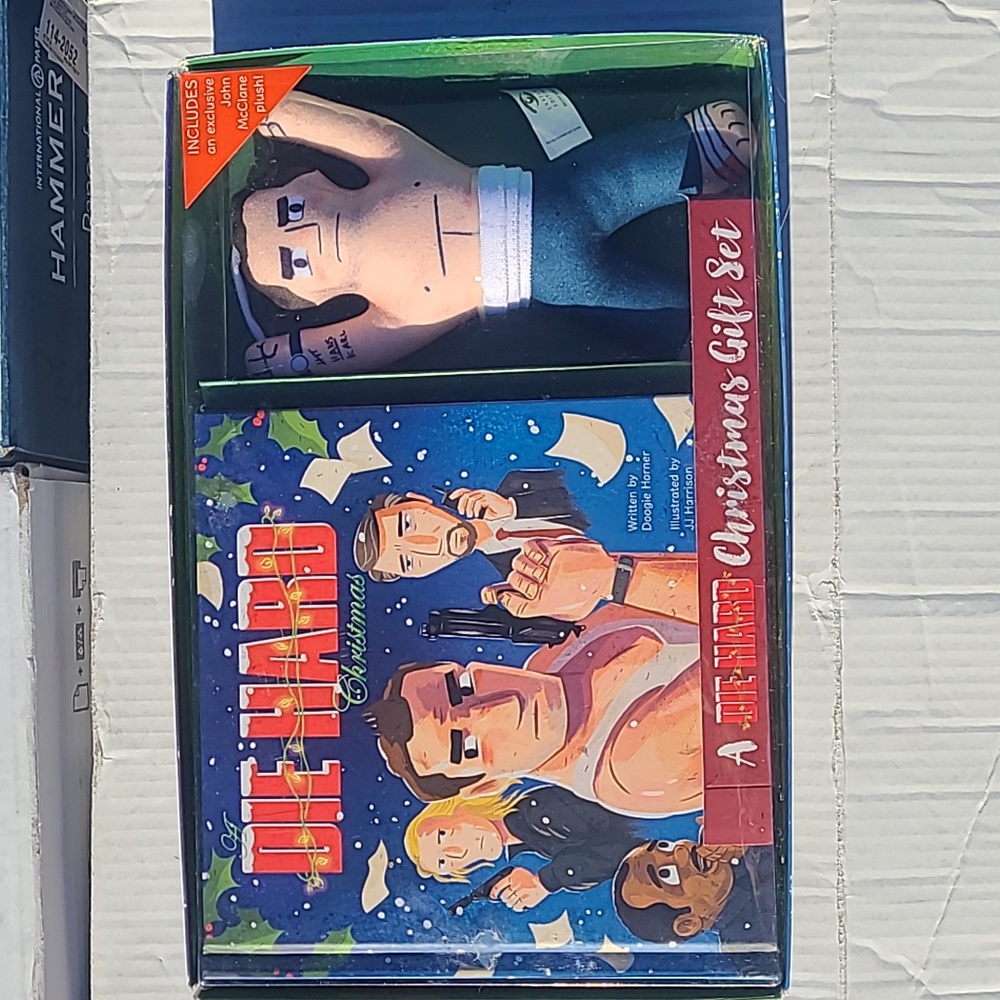 Die Hard Christmas gift set (story book & plush)
